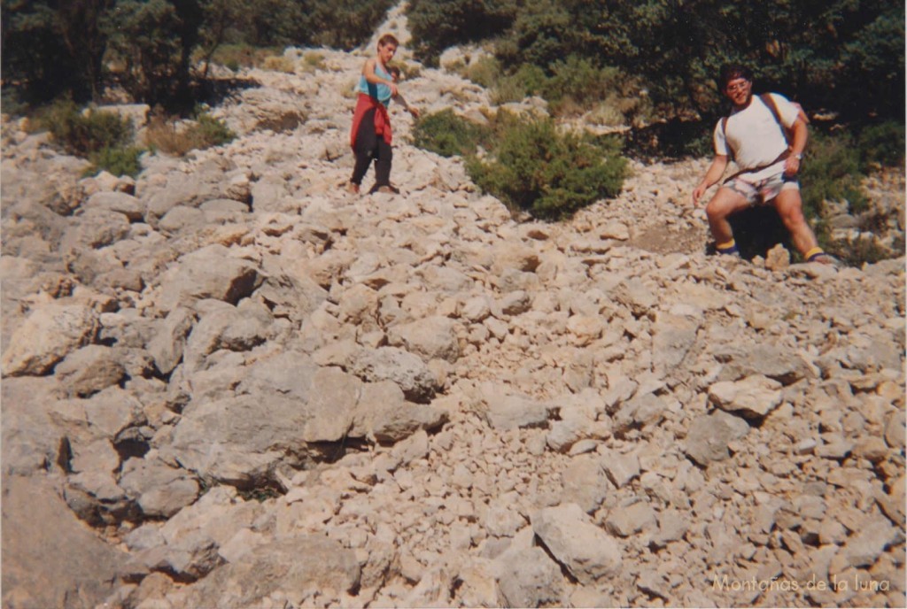 El Pali y Miguel Ángel bajando por el Barranc de Les Marietes, el pedregal